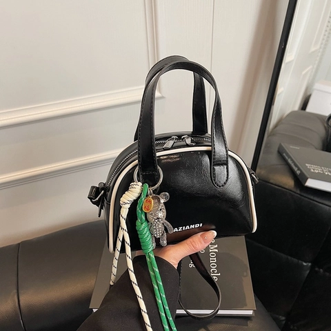 Sac Bowling Mini Pour Femmes En Cuir PU Sac À Bandoulière Coquille Avec Pendentif Ours Passepoil Contrasté À La Mode