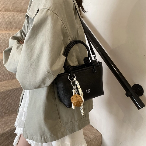 Borsa A Secchiello Alla Moda In Pelle PU Con Motivo Litchi Manico A Nodo E Ciondolo Da Baseball Borsa Casual