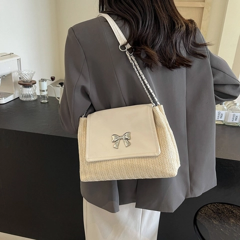 Damen Umhängetasche Strohgeflecht PU-Leder Patchwork Metallschleife Kettenriemen Nische Lässig Sommer Unterachseltasche
