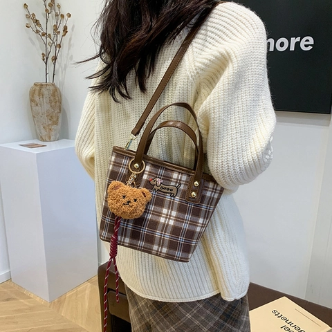 Borsa A Secchiello A Quadri Tessuto Lana Pelle PU Borsa A Mano Tracolla Con Ricamo Cane E Ciondolo Orsetto Peluche Retro