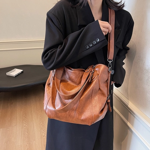 Borsa Tote Vintage Grande Capacità Morbida Pelle PU Borsa A Spalla Per Donna Quotidiano Pendolare Design Borchie Retro Minimalista