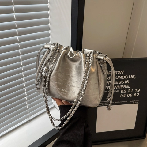 Damen Eimer Tasche PU Leder Krokodilmuster Kordelzug Kette Metallic Wolke Schulter Umhängetasche