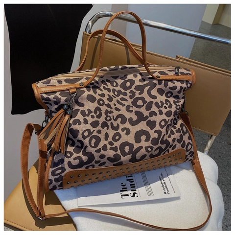 Luipaardprint Canvas Draagtas Met PU Leren Bies Studs Klinknagels Kwast Grote Capaciteit Schouder Handtas Dames