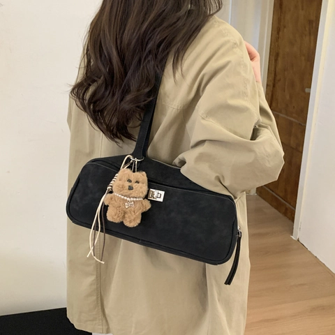 Borsa Sottobraccio Retro Minimalista In Ecopelle Opaca Con Ciondolo In Peluche Borsa A Spalla Baguette Vintage Donna