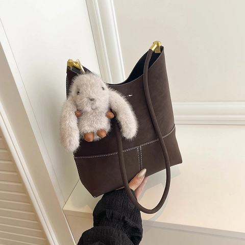Sac Seau En Cuir PU Vintage Pour Femmes Sac À Épaule Mat Minimaliste Avec Surpiqûres Contrastées Et Pendentif Lapin En Peluche
