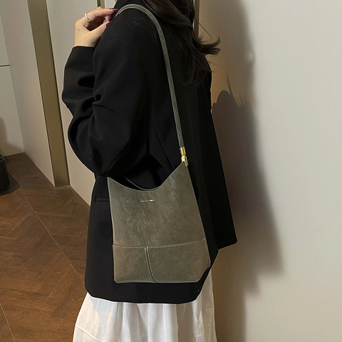 Sac Seau En Cuir PU Vintage Pour Femmes Sac À Épaule Mat Minimaliste Avec Surpiqûres Contrastées Et Pendentif Lapin En Peluche