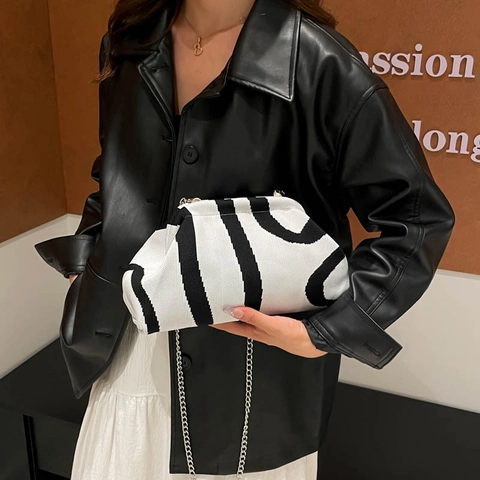 Dames Gebreide Wolk Tas Zwart Wit Gestreepte Grote Capaciteit Crossbody Schoudertas Met Metalen Ketting Minimalistisch