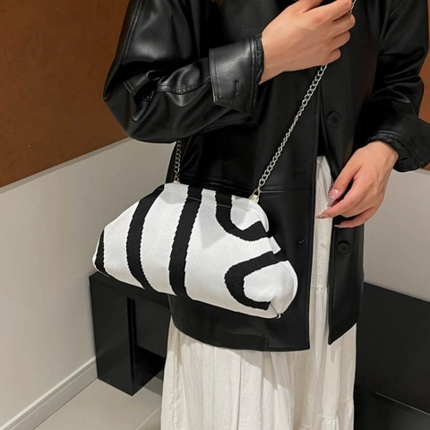 Dames Gebreide Wolk Tas Zwart Wit Gestreepte Grote Capaciteit Crossbody Schoudertas Met Metalen Ketting Minimalistisch
