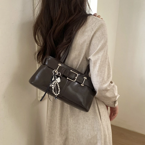 Sac Baguette Sous Le Bras Pour Femme Cuir PU Sangle À Boucle Rétro Minimaliste Style Y2K Banlieue Sac À Épaule Pendentif En Métal