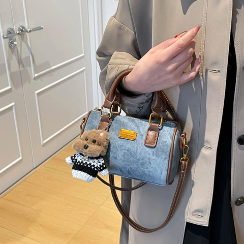 Borsa Boston Da Donna In Pelle PU E Tela Borsa Cilindrica Con Tracolla Regolabile E Ciondolo Orsetto Di Peluche