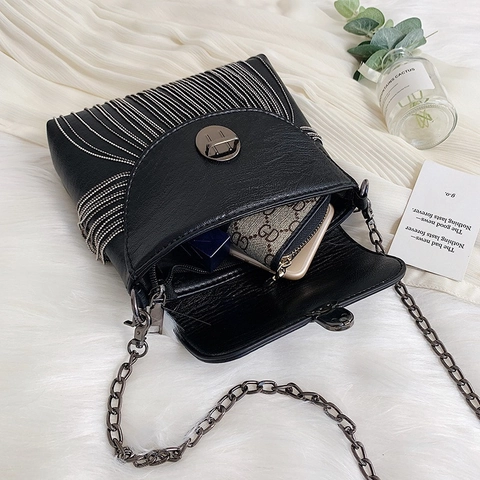 Damen PU Leder Umhängetasche Kleine Quadratische Schultertasche Mit Metallketten Quasten Nieten Und Schlossverschluss