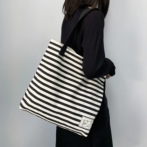 Gestreifte Canvas Tragetasche Große Kapazität Frauen Schultertasche Handtasche Cartoon Bär Aufnäher Einfach Täglich Reise Student