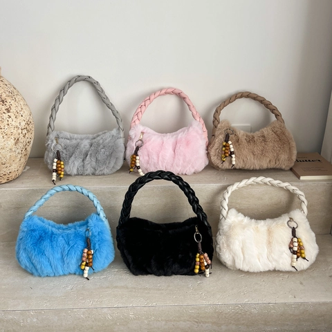 Sac à Épaule en Peluche Fausse Fourrure pour Femme Avec Poignée Tressée Pendentif en Perles Colorées Sac Sous le Bras Hiver