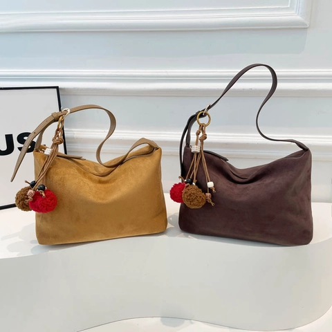 Vintage Hobo Schoudertas Suède Grote Capaciteit Minimalistisch Woon-Werkverkeer Crossbody Met Pluche Bal Hanger Voor Dames