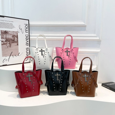 Bolso Cubo Retro Punk de Cuero PU para Mujer Vintage Remache Cruz Bolso de Hombro de Gran Capacidad Casual