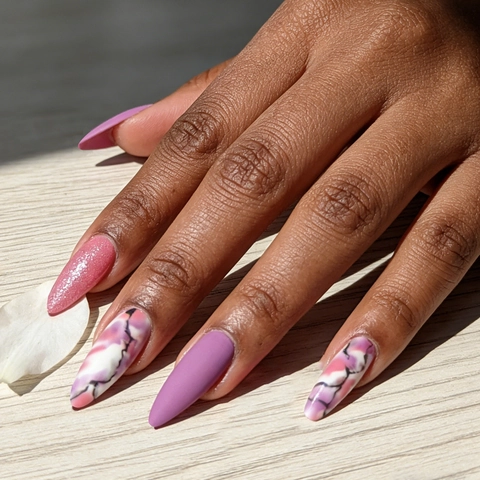 Long Stiletto Künstliche Nägel Lila Matt Glitzer Rosa Marmormuster Frauen Künstliche Maniküre