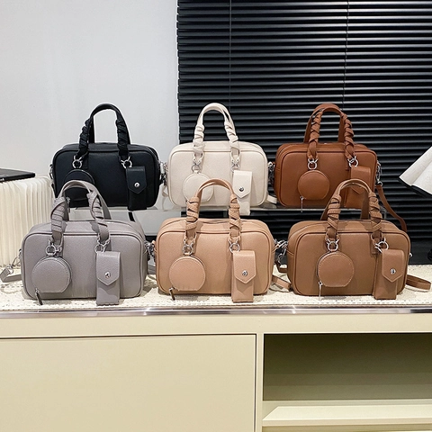 Sac À Main Boston Et Sac Bandoulière En Cuir PU Grainé Avec Poignées Tressées Et Breloques De Pochette Rondes Et Rectangulaires