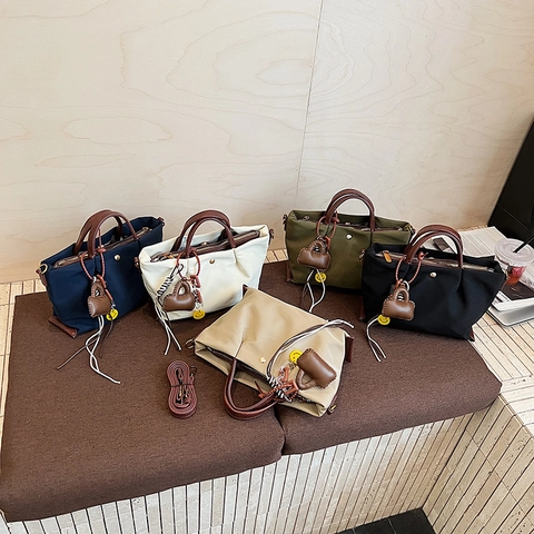 Sac Cabas Décontracté Imperméable en Cuir PU pour Femmes Avec Pendentifs Sac à Bandoulière de Commutation Mode Simple