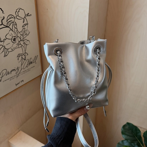 Borsa a Secchiello da Donna Minimalista in Pelle PU Borsa a Tracolla di Tendenza Con Catena d'Argento per lo Street Style Quotidiano