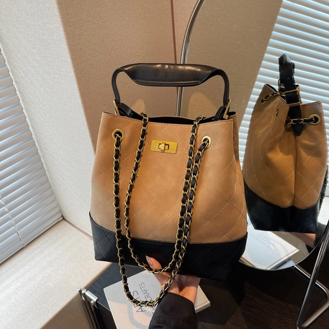 Women Large Capacity Quilted PU Leather Bucket Bag Vintage Stitched Chain Shoulder Underarm Bag With Gold Lock Closure
