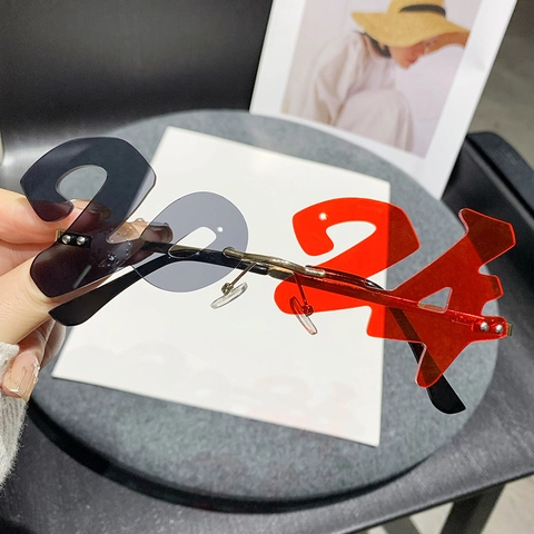 2024 Nummer Geformte Sonnenbrille Metallrahmen PC Linse Neuheit Lustige Party Brille Für Neujahrsfeier Und Foto Requisiten