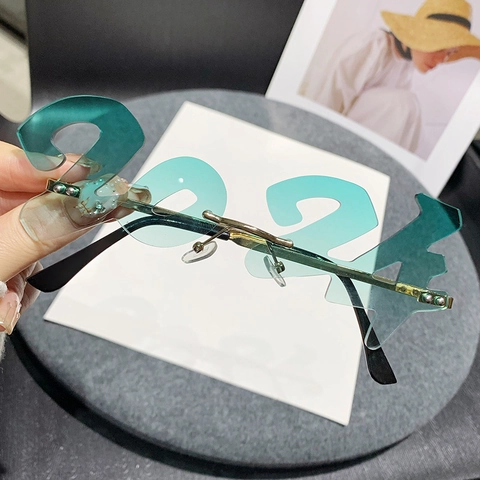 2024 Nummer Geformte Sonnenbrille Metallrahmen PC Linse Neuheit Lustige Party Brille Für Neujahrsfeier Und Foto Requisiten