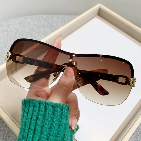 Y2K Square Shield Sunglasses For Women Large Frame Gradient Lenses UV400 Protection Metal Chain Temple Fashion Eyewear