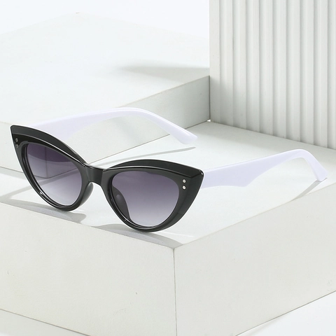 Occhiali Da Sole Cat Eye Montatura In PC Lenti AC Protezione UV400 Retro Moda Decorazione Con Borchie Esterno Viaggio