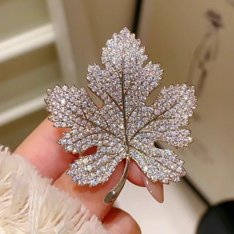 Spilla di Lusso in Lega con Strass a Foglia di Acero Elegante Corpetto a Foglia Botanica con Cristalli per Donna Matrimonio Festa