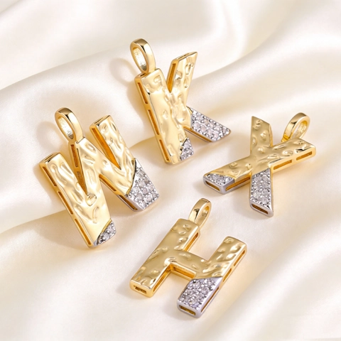 Pendentif Lettre Initiale Alphabet A-Z Bicolore en Cuivre Zirconia avec Texture Martelée Bricolage Accessoire de Collier de Couleur de Contraste