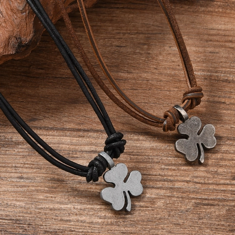 Vintage Unisex Handgemaakte Rundleer Touw Halsketting Legering Klaver Hanger Verweerde Afwerking Minimalistische Retro Sieraden