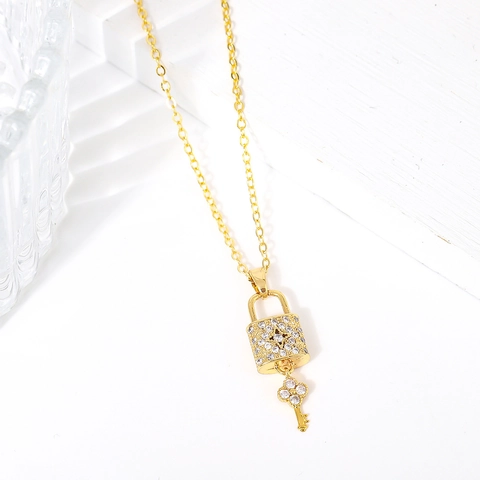 Collana Con Pendente Lucchetto E Chiave Placcata Oro 18K Rame Intarsiato Con Zircone Moda Catena Da Clavicola Per Donna