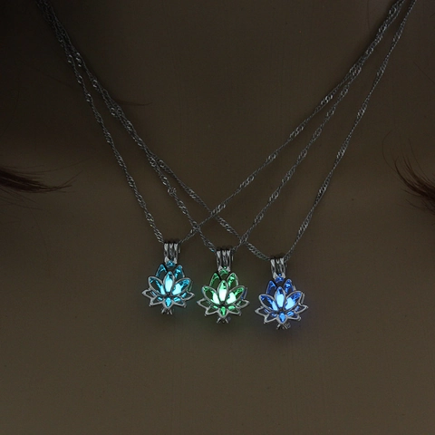 Collier Pendentif Lotus Ajouré pour Femmes Alliage Lumineux Brille dans le Noir Bijoux Élégante Chaîne en Argent Colliers Cadeau