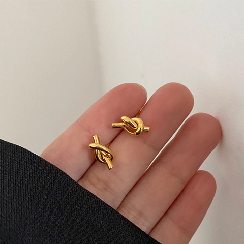 Pendientes De Botón Con Nudo Chapado En Oro De 18K Acero De Titanio Joyería Geométrica Minimalista Exquisita Para Mujeres