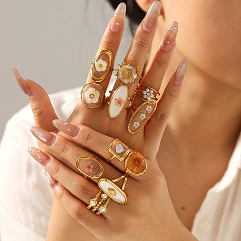 Vintage Stainless Steel Eternal Flower Rings For Women Gold Plated Niche Luxury Resin Dried Flower Shell Pearl Inlay Hammered Texture Finger Rings Jewelry Gift