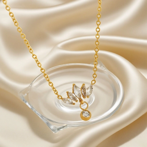 Crown Pendant Necklace Stainless Steel Sparkling Rhinestone Gold Color Elegant Hip Hop Fashion Jewelry Accessory For Women