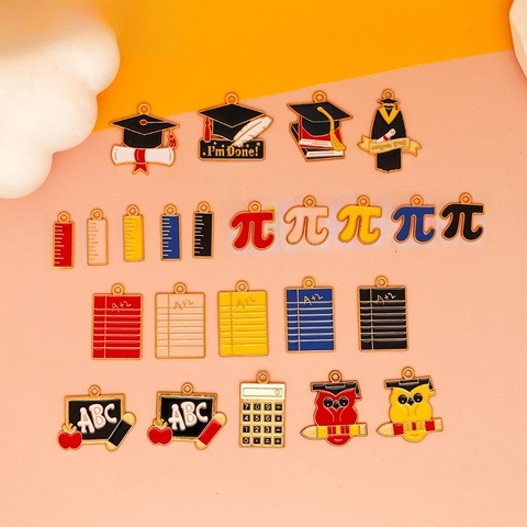 Dijes de Aleación Esmaltada DIY para Creación de Joyas Accesorio Colgante Uniforme Escolar Sombrero Graduación Regla Símbolo Pi Regalo Estudiante
