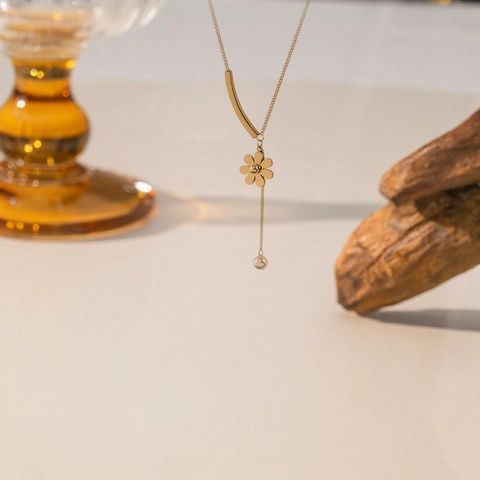 Collana con Pendente a Forma di Margherita in Acciaio al Titanio Stile Giapponese Placcato Oro Minimalista Gioielli per Donna