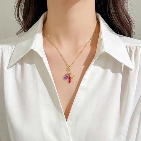 Collier Pendentif Thème Baseball en Acier Inoxydable pour Femmes Style Sportif Breloque Batte Chapeau Gant Émaillé avec Strass Chaîne en Or Bijoux