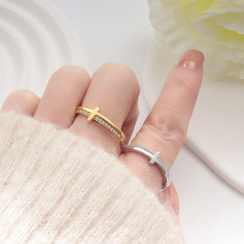 Elegante Anello Con Croce Laterale In Rame Con Pavé Di Zirconi Gioielli Di Moda Minimalista Per Donna