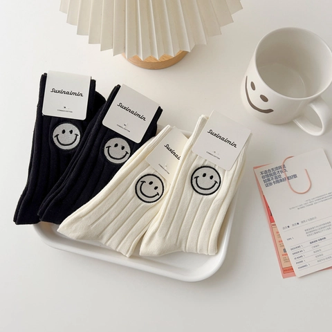 Damen Crew Socken Gekämmte Baumwolle Rippstrick Smile Face Stickerei Atmungsaktiv Weich College Stil Japanische Freizeitstrümpfe