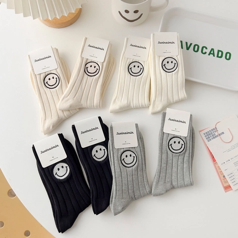 Damen Crew Socken Gekämmte Baumwolle Rippstrick Smile Face Stickerei Atmungsaktiv Weich College Stil Japanische Freizeitstrümpfe