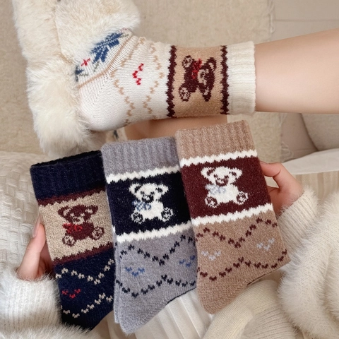 Damen Crew Socken Warm Winter Dicke Polyester Strick Zeichentrick Bär Muster Vintage Fair Isle Stil Wadenhoch Komfortabel