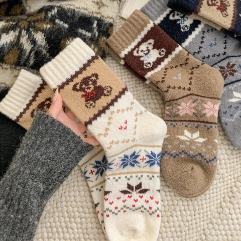 Damen Crew Socken Warm Winter Dicke Polyester Strick Zeichentrick Bär Muster Vintage Fair Isle Stil Wadenhoch Komfortabel