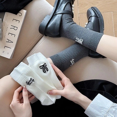 Damen Crew Socken Baumwollmischung Rippstrick Schleifenstickerei Buchstabenmuster Japanischer Preppy Stil Trendig Weich Atmungsaktiv