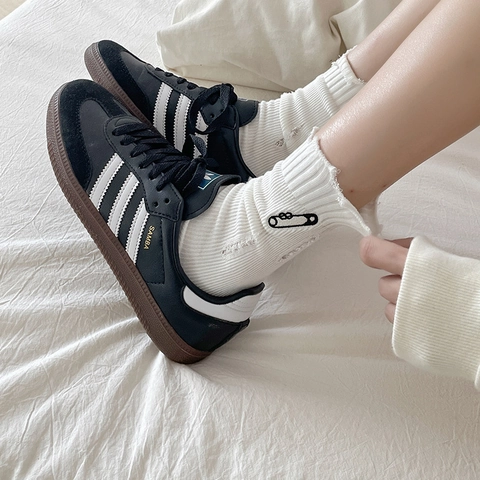 Wadenhohe Baumwollsocken Mit Sicherheitsnadel Stickerei Distressed Frayed Edges Gerippt Japanischer Stil Damen