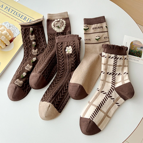 Damen Wadenlange Socken Retro Maillard Braun Kaffee Gekämmte Baumwolle Zopfmuster Bär Stickerei Rüschenbesatz