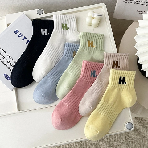 Damen Gekämmte Baumwolle Crew Socken H Buchstaben Stickerei Antibakteriell Atmungsaktiv Gerippt Mittlere Wade Sport Kausal Strumpfwaren