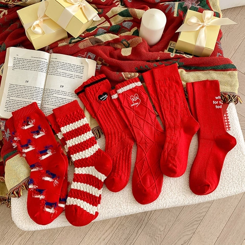 Rote Crew-Socken Aus Baumwollmischung Mittellang Festlich Neujahr Stickerei Herz Hase Muster Lässiges Damen Accessoire