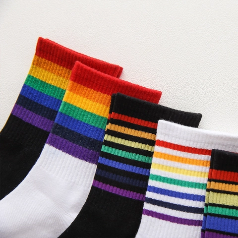 Regenbogen Gestreifte Crew Socken Baumwolle Wadenhoch Sportlich Lässig Atmungsaktiv Elastisch Preppy Style Damen